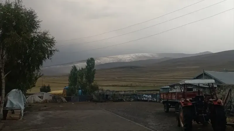 Ardahan'da mevsimin ilk karı Kısır Dağı'na yağdı