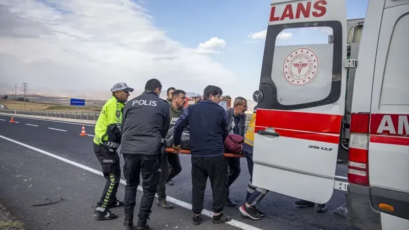 Erzurum'da doğal gaz firması işçilerini taşıyan kamyonet devrildi, 7 kişi yaralandı