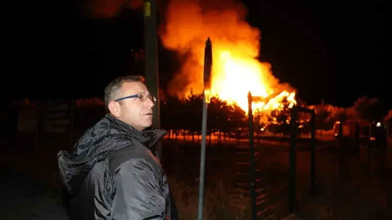 Kars'ın Arpaçay ilçesindeki Kütük Ev'de yangın tekrar başladı