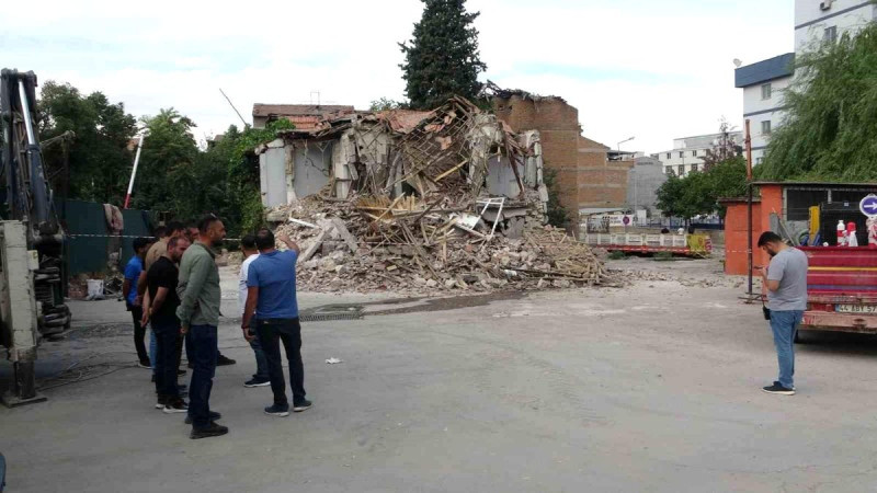 Malatya'da depremde hasar gören bina çöktü