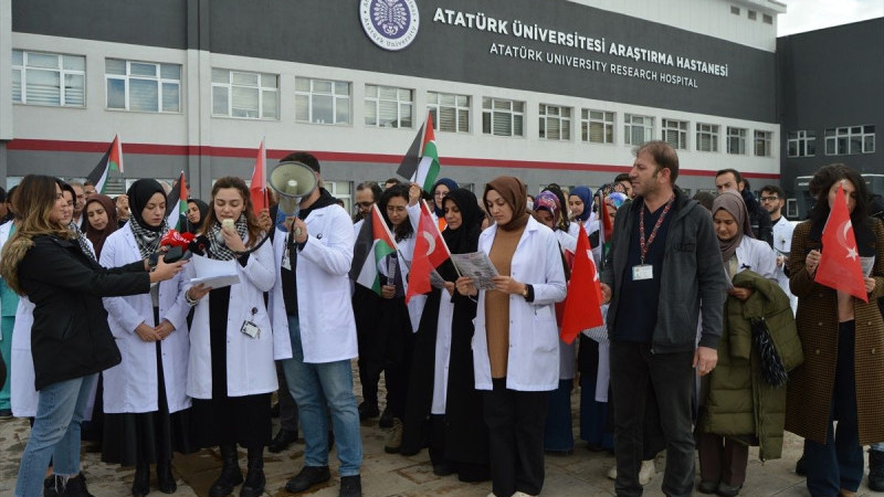 Erzurum'da sağlık çalışanları İsrail'in Gazze'ye yönelik saldırılarını protesto etti